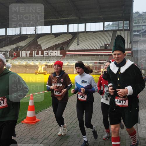 07.12.2025 - St. Pauli X-Mass-Run No. 15 Fabian Wolf http://msf.ph/oto/9364393 07.12.2025 10:06:19 Ziel 34, 127, 148, 187, 893, 967, 969, 1119, 1369, 1832, 1937, 1946, 2894, 2968, 3093, 3196, 4246, 4251, 4657, 4665, 4670, 4672, 4676, 4677, 4736, 4739 meine-sportfotos.de