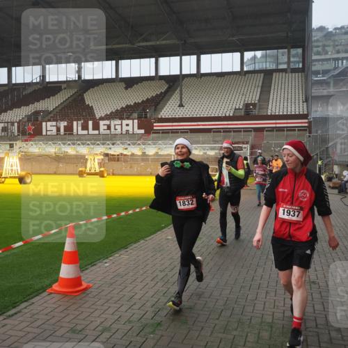 07.12.2025 - St. Pauli X-Mass-Run No. 15 Fabian Wolf http://msf.ph/oto/9364405 07.12.2025 10:06:22 Ziel 34, 127, 187, 893, 967, 969, 1119, 1369, 1479, 1480, 1832, 1937, 1946, 3534, 3535, 3536, 3537, 4657, 4665, 4670, 4672, 4676, 4677, 4736, 4739 meine-sportfotos.de