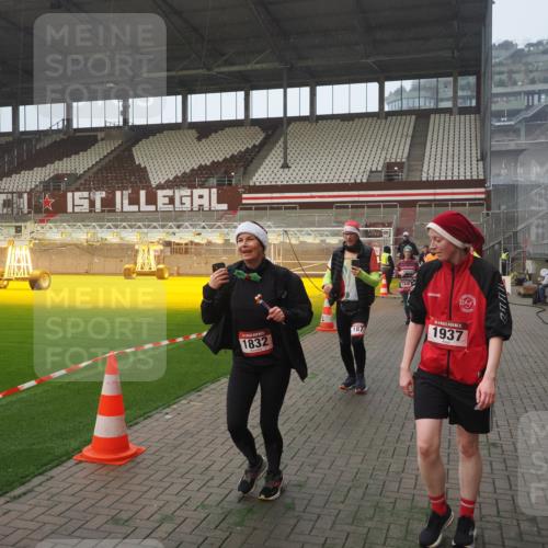 07.12.2025 - St. Pauli X-Mass-Run No. 15 Fabian Wolf http://msf.ph/oto/9364406 07.12.2025 10:06:23 Ziel 34, 127, 187, 893, 967, 969, 1119, 1369, 1479, 1480, 1832, 1937, 1946, 3213, 3232, 3534, 3535, 3536, 3537, 4657, 4665, 4670, 4672, 4676, 4677, 4736, 4739 meine-sportfotos.de