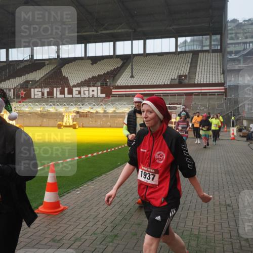 07.12.2025 - St. Pauli X-Mass-Run No. 15 Fabian Wolf http://msf.ph/oto/9364410 07.12.2025 10:06:23 Ziel 34, 127, 187, 893, 967, 969, 1119, 1369, 1479, 1480, 1832, 1937, 1946, 3213, 3232, 3534, 3535, 3536, 3537, 4657, 4665, 4670, 4672, 4676, 4677, 4736, 4739 meine-sportfotos.de