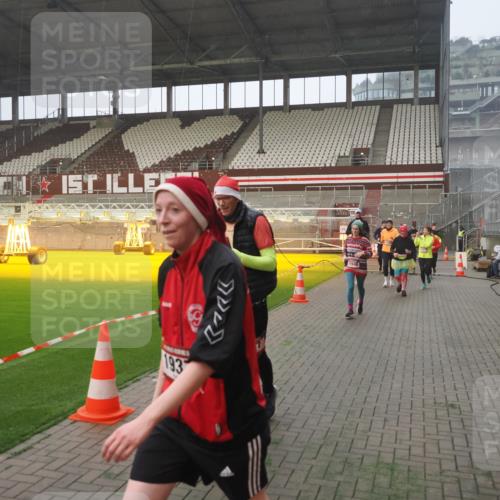07.12.2025 - St. Pauli X-Mass-Run No. 15 Fabian Wolf http://msf.ph/oto/9364412 07.12.2025 10:06:24 Ziel 34, 127, 187, 893, 967, 969, 1119, 1369, 1479, 1480, 1832, 1937, 1946, 3213, 3232, 3534, 3535, 3536, 3537, 4657, 4665, 4670, 4672, 4676, 4677, 4736, 4739 meine-sportfotos.de