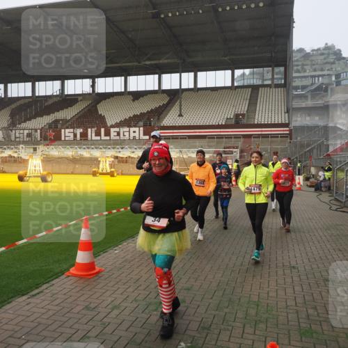 07.12.2025 - St. Pauli X-Mass-Run No. 15 Fabian Wolf http://msf.ph/oto/9364426 07.12.2025 10:06:28 Ziel 34, 187, 562, 1119, 1369, 1479, 1480, 1832, 1937, 1946, 3213, 3232, 3534, 3535, 3536, 3537, 4459, 4657, 4665, 4672, 4677, 4736, 4739 meine-sportfotos.de