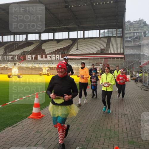 07.12.2025 - St. Pauli X-Mass-Run No. 15 Fabian Wolf http://msf.ph/oto/9364427 07.12.2025 10:06:29 Ziel 34, 187, 562, 1369, 1479, 1480, 1832, 1946, 3213, 3232, 3534, 3535, 3536, 3537, 4459, 4657, 4672, 4677, 4736, 4739 meine-sportfotos.de