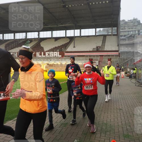 07.12.2025 - St. Pauli X-Mass-Run No. 15 Fabian Wolf http://msf.ph/oto/9364437 07.12.2025 10:06:31 Ziel 34, 150, 187, 562, 1369, 1479, 1480, 1832, 1946, 3213, 3232, 3534, 3535, 3536, 3537, 4459, 4672 meine-sportfotos.de