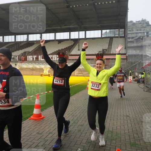 07.12.2025 - St. Pauli X-Mass-Run No. 15 Fabian Wolf http://msf.ph/oto/9364444 07.12.2025 10:06:32 Ziel 34, 150, 187, 562, 1369, 1479, 1480, 1832, 1946, 3213, 3232, 3534, 3535, 3536, 3537, 4459 meine-sportfotos.de