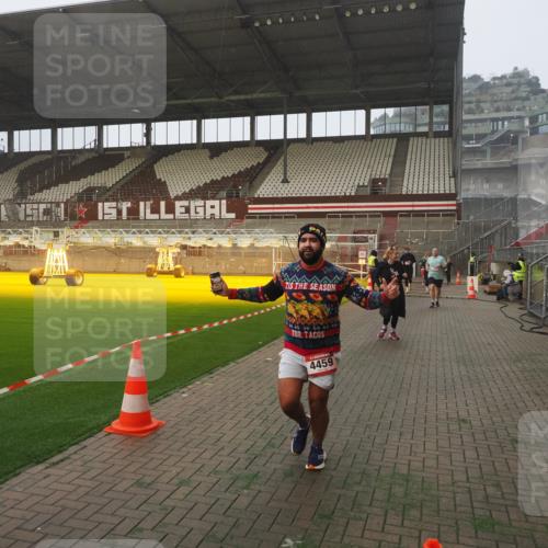 07.12.2025 - St. Pauli X-Mass-Run No. 15 Fabian Wolf http://msf.ph/oto/9364453 07.12.2025 10:06:34 Ziel 34, 150, 187, 562, 1369, 1479, 1480, 1946, 3213, 3232, 3534, 3535, 3536, 3537, 3970, 3971, 4459 meine-sportfotos.de