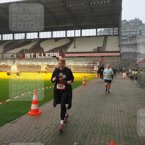 07.12.2025 - St. Pauli X-Mass-Run No. 15 Fabian Wolf http://msf.ph/oto/9364465 07.12.2025 10:06:37 Ziel 34, 150, 562, 1369, 1479, 1480, 1946, 3213, 3232, 3330, 3333, 3534, 3535, 3536, 3537, 3970, 3971, 4459 meine-sportfotos.de
