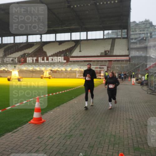 07.12.2025 - St. Pauli X-Mass-Run No. 15 Fabian Wolf http://msf.ph/oto/9364478 07.12.2025 10:06:40 Ziel 150, 562, 1479, 1480, 2129, 3213, 3232, 3330, 3333, 3534, 3535, 3536, 3537, 3970, 3971, 4459 meine-sportfotos.de