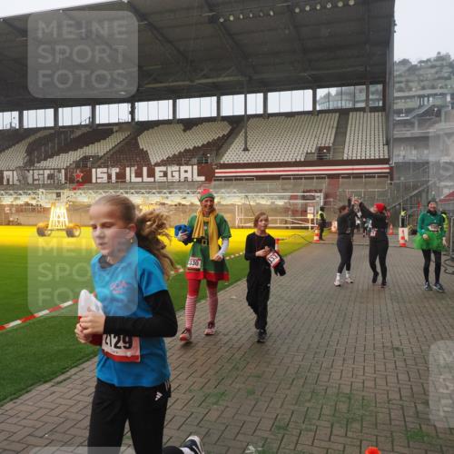 07.12.2025 - St. Pauli X-Mass-Run No. 15 Fabian Wolf http://msf.ph/oto/9364491 07.12.2025 10:06:47 Ziel 150, 217, 867, 1007, 1103, 1505, 2129, 3189, 3330, 3333, 3970, 3971, 4735, 4738 meine-sportfotos.de