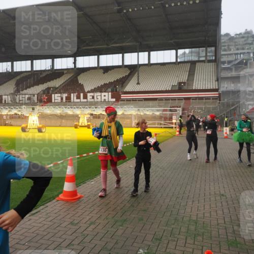 07.12.2025 - St. Pauli X-Mass-Run No. 15 Fabian Wolf http://msf.ph/oto/9364492 07.12.2025 10:06:47 Ziel 150, 217, 867, 1007, 1103, 1505, 2129, 3189, 3330, 3333, 3970, 3971, 4735, 4738 meine-sportfotos.de
