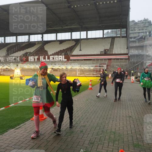 07.12.2025 - St. Pauli X-Mass-Run No. 15 Fabian Wolf http://msf.ph/oto/9364494 07.12.2025 10:06:48 Ziel 150, 217, 867, 1007, 1103, 1505, 2129, 3189, 3330, 3333, 3970, 3971, 4735, 4738 meine-sportfotos.de