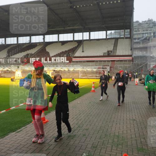 07.12.2025 - St. Pauli X-Mass-Run No. 15 Fabian Wolf http://msf.ph/oto/9364495 07.12.2025 10:06:48 Ziel 150, 217, 867, 1007, 1103, 1505, 2129, 3189, 3330, 3333, 3970, 3971, 4735, 4738 meine-sportfotos.de