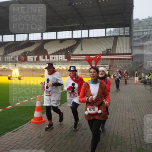 07.12.2025 - St. Pauli X-Mass-Run No. 15 Fabian Wolf http://msf.ph/oto/9364527 07.12.2025 10:06:59 Ziel 217, 366, 421, 792, 867, 972, 975, 1007, 1103, 1505, 1572, 1735, 1736, 2129, 3189, 3945, 4354, 4735, 4738 meine-sportfotos.de