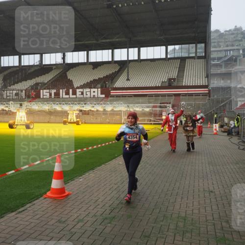 07.12.2025 - St. Pauli X-Mass-Run No. 15 Fabian Wolf http://msf.ph/oto/9364535 07.12.2025 10:07:03 Ziel 217, 366, 421, 792, 867, 972, 975, 1103, 1505, 1572, 1735, 1736, 3189, 3414, 3945, 4354 meine-sportfotos.de