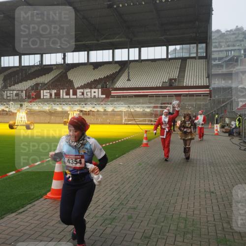 07.12.2025 - St. Pauli X-Mass-Run No. 15 Fabian Wolf http://msf.ph/oto/9364539 07.12.2025 10:07:04 Ziel 217, 366, 421, 792, 867, 972, 975, 1103, 1505, 1572, 1735, 1736, 3189, 3414, 3945, 4354 meine-sportfotos.de