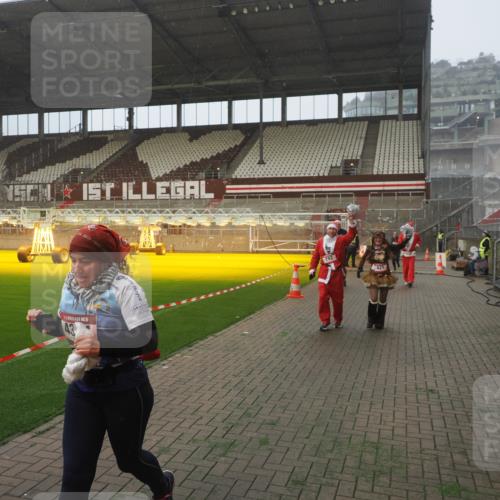 07.12.2025 - St. Pauli X-Mass-Run No. 15 Fabian Wolf http://msf.ph/oto/9364540 07.12.2025 10:07:04 Ziel 217, 366, 421, 792, 867, 972, 975, 1103, 1505, 1572, 1735, 1736, 3189, 3414, 3945, 4354 meine-sportfotos.de