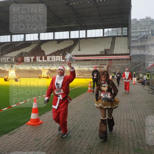 07.12.2025 - St. Pauli X-Mass-Run No. 15 Fabian Wolf http://msf.ph/oto/9364548 07.12.2025 10:07:06 Ziel 217, 366, 421, 792, 972, 975, 1103, 1505, 1572, 1735, 1736, 3414, 3945, 4354 meine-sportfotos.de