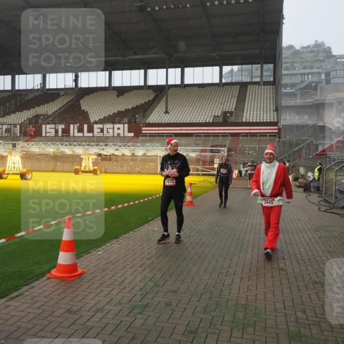 07.12.2025 - St. Pauli X-Mass-Run No. 15 Fabian Wolf http://msf.ph/oto/9364555 07.12.2025 10:07:10 Ziel 421, 792, 972, 975, 1572, 1736, 2983, 3414, 3945, 4354 meine-sportfotos.de