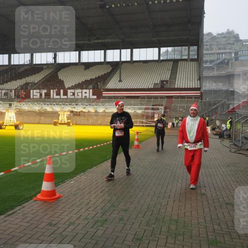 07.12.2025 - St. Pauli X-Mass-Run No. 15 Fabian Wolf http://msf.ph/oto/9364556 07.12.2025 10:07:10 Ziel 421, 792, 972, 975, 1572, 1736, 2983, 3414, 3945, 4354 meine-sportfotos.de