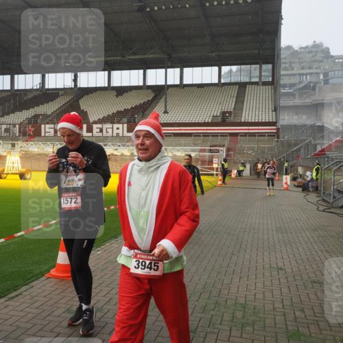 07.12.2025 - St. Pauli X-Mass-Run No. 15 Fabian Wolf http://msf.ph/oto/9364568 07.12.2025 10:07:12 Ziel 421, 792, 1572, 2983, 3414, 3945, 4354 meine-sportfotos.de