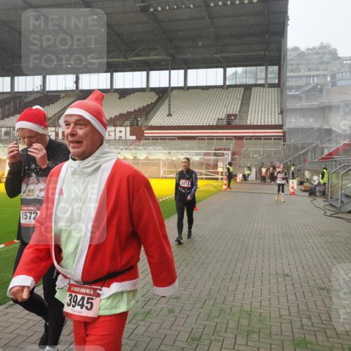 07.12.2025 - St. Pauli X-Mass-Run No. 15 Fabian Wolf http://msf.ph/oto/9364570 07.12.2025 10:07:13 Ziel 421, 792, 1572, 2983, 3414, 3945, 4354 meine-sportfotos.de