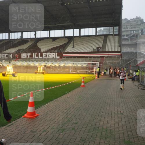 07.12.2025 - St. Pauli X-Mass-Run No. 15 Fabian Wolf http://msf.ph/oto/9364584 07.12.2025 10:07:16 Ziel 421, 517, 685, 792, 1187, 1572, 2983, 3414, 3945 meine-sportfotos.de