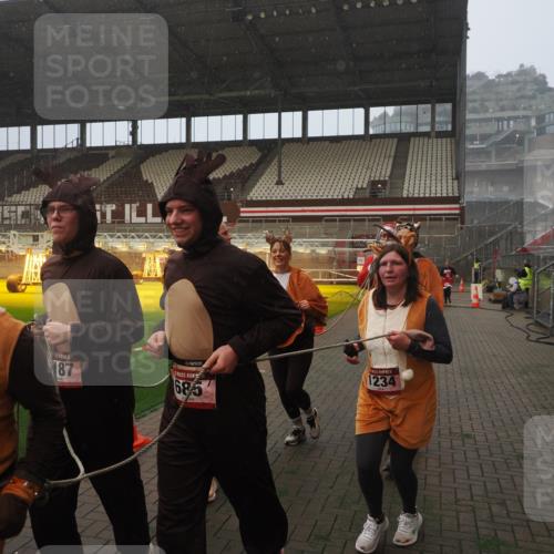 07.12.2025 - St. Pauli X-Mass-Run No. 15 Fabian Wolf http://msf.ph/oto/9364619 07.12.2025 10:07:28 Ziel 256, 265, 272, 517, 657, 685, 716, 767, 1187, 1234, 1543, 2983, 3003 meine-sportfotos.de