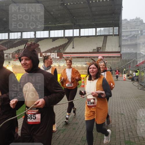 07.12.2025 - St. Pauli X-Mass-Run No. 15 Fabian Wolf http://msf.ph/oto/9364620 07.12.2025 10:07:28 Ziel 256, 265, 272, 517, 657, 685, 716, 767, 1187, 1234, 1543, 2983, 3003 meine-sportfotos.de