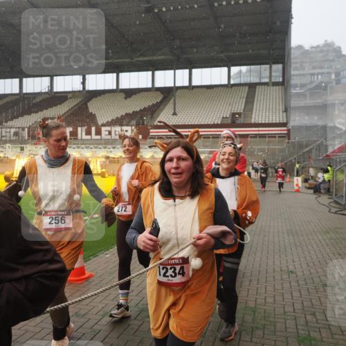 07.12.2025 - St. Pauli X-Mass-Run No. 15 Fabian Wolf http://msf.ph/oto/9364622 07.12.2025 10:07:28 Ziel 256, 265, 272, 517, 657, 685, 716, 767, 1187, 1234, 1543, 2983, 3003 meine-sportfotos.de