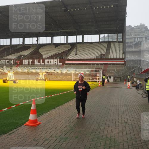 07.12.2025 - St. Pauli X-Mass-Run No. 15 Fabian Wolf http://msf.ph/oto/9364659 07.12.2025 10:07:48 Ziel 1447, 1449, 1905 meine-sportfotos.de