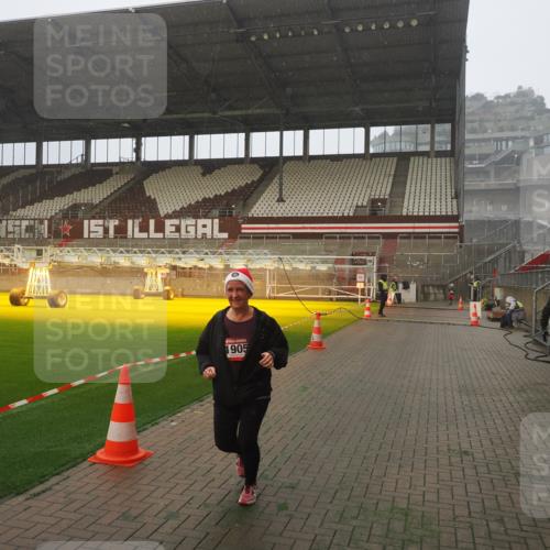 07.12.2025 - St. Pauli X-Mass-Run No. 15 Fabian Wolf http://msf.ph/oto/9364662 07.12.2025 10:07:49 Ziel 1447, 1449, 1905 meine-sportfotos.de