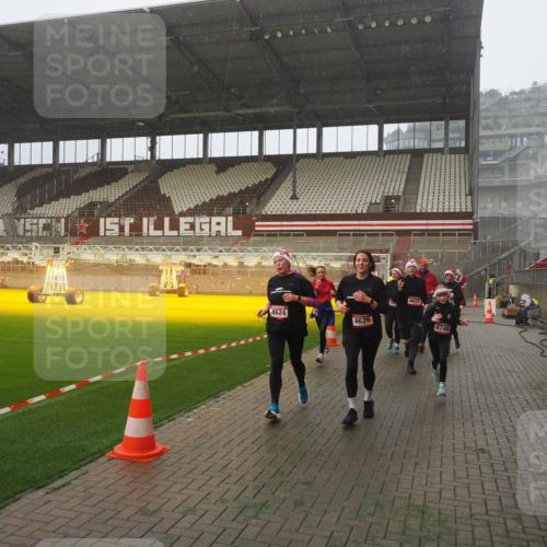 07.12.2025 - St. Pauli X-Mass-Run No. 15 Fabian Wolf http://msf.ph/oto/9364674 07.12.2025 10:08:03 Ziel 2691, 2692, 3627, 3628, 4231, 4623, 4624, 4626, 4734, 4737, 4740 meine-sportfotos.de