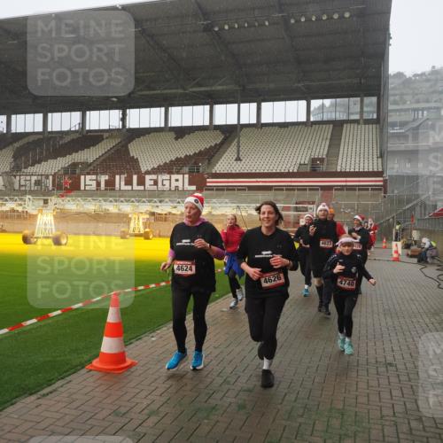 07.12.2025 - St. Pauli X-Mass-Run No. 15 Fabian Wolf http://msf.ph/oto/9364677 07.12.2025 10:08:03 Ziel 2691, 2692, 3627, 3628, 4231, 4623, 4624, 4626, 4734, 4737, 4740 meine-sportfotos.de