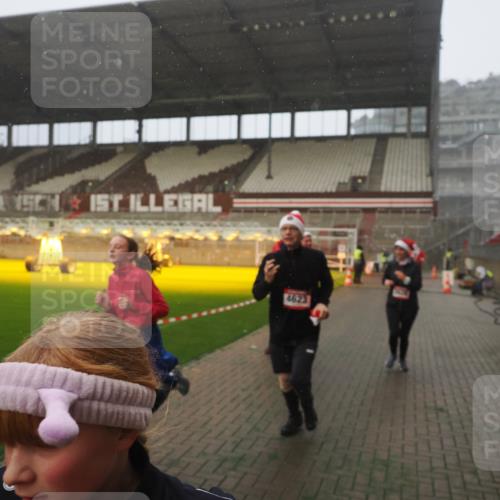 07.12.2025 - St. Pauli X-Mass-Run No. 15 Fabian Wolf http://msf.ph/oto/9364684 07.12.2025 10:08:05 Ziel 2691, 2692, 3627, 3628, 4231, 4623, 4624, 4626, 4734, 4737, 4740 meine-sportfotos.de
