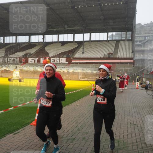 07.12.2025 - St. Pauli X-Mass-Run No. 15 Fabian Wolf http://msf.ph/oto/9364691 07.12.2025 10:08:06 Ziel 2691, 2692, 3627, 3628, 4231, 4623, 4624, 4626, 4734, 4737, 4740 meine-sportfotos.de