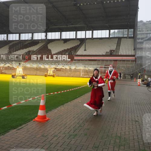 07.12.2025 - St. Pauli X-Mass-Run No. 15 Fabian Wolf http://msf.ph/oto/9364695 07.12.2025 10:08:10 Ziel 2691, 2692, 3627, 3628, 4231, 4623, 4624, 4626, 4734, 4737, 4740 meine-sportfotos.de