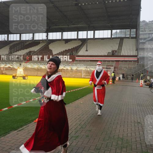 07.12.2025 - St. Pauli X-Mass-Run No. 15 Fabian Wolf http://msf.ph/oto/9364701 07.12.2025 10:08:12 Ziel 2691, 2692, 3627, 3628, 4231, 4623, 4624, 4626, 4734, 4737, 4740 meine-sportfotos.de