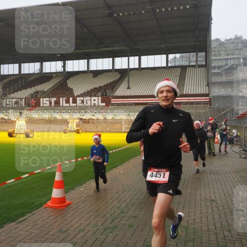 07.12.2025 - St. Pauli X-Mass-Run No. 15 Fabian Wolf http://msf.ph/oto/9364740 07.12.2025 10:08:38 Ziel 707, 2247, 2248, 2650, 3212, 3495, 3671, 3759, 4205, 4232, 4234, 4451 meine-sportfotos.de