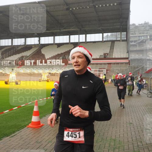 07.12.2025 - St. Pauli X-Mass-Run No. 15 Fabian Wolf http://msf.ph/oto/9364741 07.12.2025 10:08:38 Ziel 707, 2247, 2248, 2650, 3212, 3495, 3671, 3759, 4205, 4232, 4234, 4451 meine-sportfotos.de