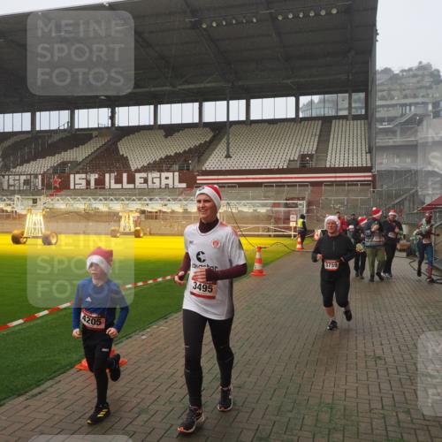 07.12.2025 - St. Pauli X-Mass-Run No. 15 Fabian Wolf http://msf.ph/oto/9364742 07.12.2025 10:08:39 Ziel 707, 1031, 2247, 2248, 2650, 3212, 3495, 3671, 3759, 4205, 4232, 4234, 4451 meine-sportfotos.de