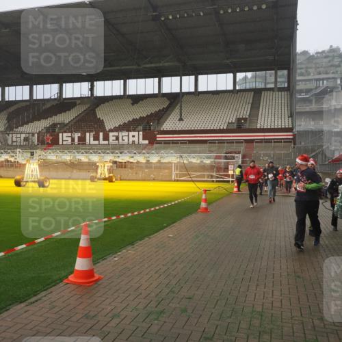 07.12.2025 - St. Pauli X-Mass-Run No. 15 Fabian Wolf http://msf.ph/oto/9364748 07.12.2025 10:08:41 Ziel 707, 789, 947, 1002, 1031, 2247, 2248, 3212, 3332, 3335, 3495, 3671, 3759, 4205, 4232, 4234, 4451 meine-sportfotos.de