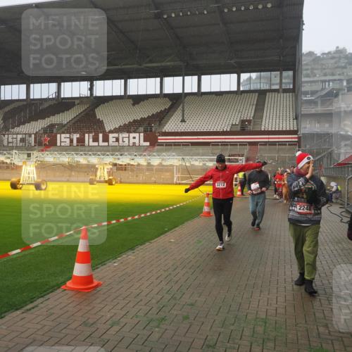 07.12.2025 - St. Pauli X-Mass-Run No. 15 Fabian Wolf http://msf.ph/oto/9364761 07.12.2025 10:08:44 Ziel 390, 707, 789, 947, 1002, 1031, 1176, 2247, 2248, 2521, 3212, 3332, 3335, 3495, 3671, 3759, 4205, 4232, 4234, 4451 meine-sportfotos.de