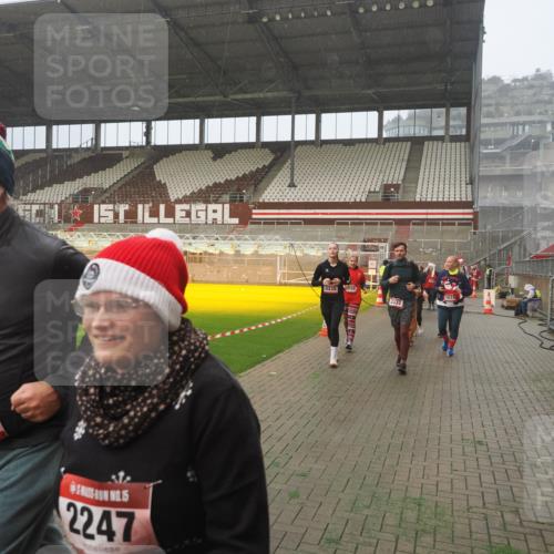 07.12.2025 - St. Pauli X-Mass-Run No. 15 Fabian Wolf http://msf.ph/oto/9364778 07.12.2025 10:08:48 Ziel 390, 707, 786, 789, 947, 1002, 1031, 1176, 2247, 2248, 2521, 3212, 3332, 3335, 3484, 3495, 3671, 3759, 3904, 3907, 4205, 4232, 4234, 4451 meine-sportfotos.de