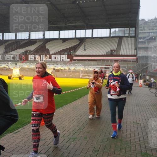 07.12.2025 - St. Pauli X-Mass-Run No. 15 Fabian Wolf http://msf.ph/oto/9364789 07.12.2025 10:08:51 Ziel 19, 390, 707, 786, 789, 947, 1002, 1031, 1176, 2521, 3212, 3332, 3335, 3484, 3671, 3904, 3907, 4232, 4234, 4451 meine-sportfotos.de