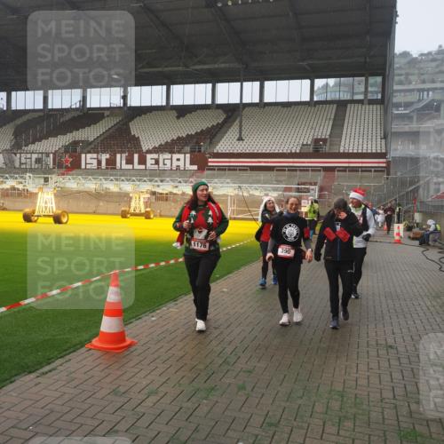 07.12.2025 - St. Pauli X-Mass-Run No. 15 Fabian Wolf http://msf.ph/oto/9364800 07.12.2025 10:08:54 Ziel 19, 390, 707, 786, 789, 947, 1002, 1031, 1176, 1570, 2126, 2521, 3212, 3300, 3332, 3335, 3484, 3671, 3891, 3904, 3907, 4066, 4067, 4068 meine-sportfotos.de