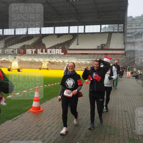 07.12.2025 - St. Pauli X-Mass-Run No. 15 Fabian Wolf http://msf.ph/oto/9364807 07.12.2025 10:08:55 Ziel 19, 390, 707, 786, 789, 947, 1002, 1031, 1176, 1570, 2126, 2521, 3212, 3300, 3332, 3335, 3484, 3671, 3891, 3904, 3907, 4066, 4067, 4068 meine-sportfotos.de