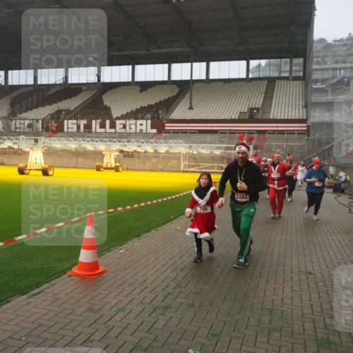 07.12.2025 - St. Pauli X-Mass-Run No. 15 Fabian Wolf http://msf.ph/oto/9364820 07.12.2025 10:08:58 Ziel 19, 390, 707, 786, 789, 947, 1002, 1031, 1176, 1461, 1465, 1570, 1575, 1576, 2126, 2521, 3300, 3332, 3335, 3484, 3891, 3904, 3907, 4066, 4067, 4068 meine-sportfotos.de