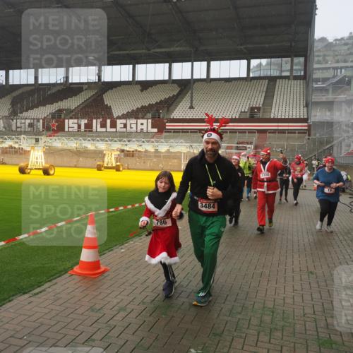 07.12.2025 - St. Pauli X-Mass-Run No. 15 Fabian Wolf http://msf.ph/oto/9364824 07.12.2025 10:08:59 Ziel 19, 390, 786, 789, 947, 1002, 1031, 1176, 1461, 1465, 1570, 1575, 1576, 2126, 2521, 3300, 3332, 3335, 3484, 3891, 3904, 3907, 4066, 4067, 4068 meine-sportfotos.de