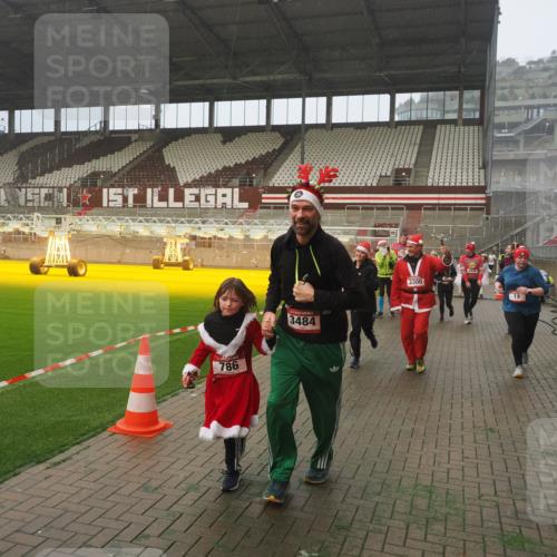 07.12.2025 - St. Pauli X-Mass-Run No. 15 Fabian Wolf http://msf.ph/oto/9364825 07.12.2025 10:08:59 Ziel 19, 390, 786, 789, 947, 1002, 1031, 1176, 1461, 1465, 1570, 1575, 1576, 2126, 2521, 3300, 3332, 3335, 3484, 3891, 3904, 3907, 4066, 4067, 4068 meine-sportfotos.de