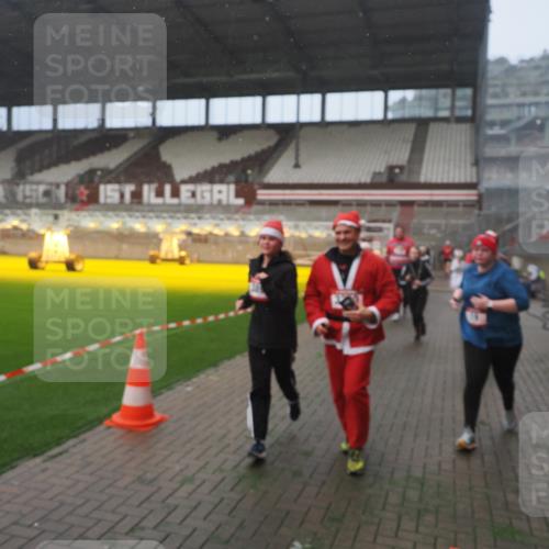 07.12.2025 - St. Pauli X-Mass-Run No. 15 Fabian Wolf http://msf.ph/oto/9364831 07.12.2025 10:09:01 Ziel 19, 390, 786, 789, 1176, 1461, 1465, 1570, 1575, 1576, 2126, 2521, 3300, 3484, 3891, 3904, 3907, 4066, 4067, 4068 meine-sportfotos.de